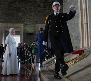 Pseudopapież Prevost  składa wieniec na grobie Atatürka